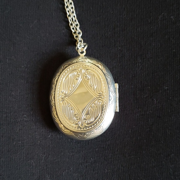 Faux silver/opal locket - Picture 5 of 5
